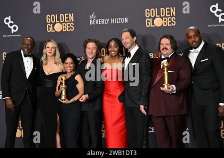 Beverly Hills, Usa. Januar 2024. (L-R) Edwin Lee Gibson, Abby Elliott, Liza Colón-Zayas, Jeremy Allen White, Ayo Edebiri, EBON Moss-Bachrach, Matty Matheson und Lionel Boyce, Gewinner des Best Television Series - Musical or Comedy Award für „The Bear“, während der 81. jährlichen Golden Globe Awards im Beverly Hilton in Beverly Hills, Kalifornien am Sonntag, 7. Januar 2024. Foto: Chris Chew/UPI Credit: UPI/Alamy Live News Stockfoto