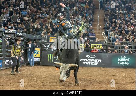 NEW YORK, NEW YORK – 06. JANUAR: Austin Richardson reitet in Bangarang während der zweiten Runde der Professional Bull Riders 2024 Unleash the Beast am Madison Square Garden am 6. Januar 2024 in New York City. Stockfoto