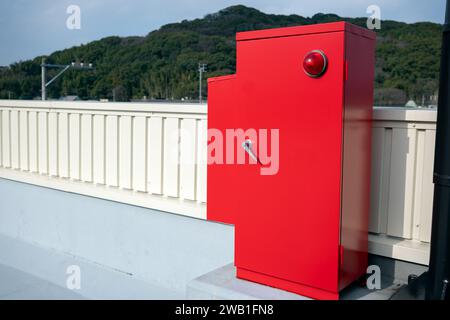 Auf dem Dach eines Gebäudes befindet sich ein Hydrantenkasten. Stockfoto