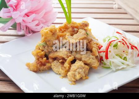 Gebratener Tintenfisch, bedeckt mit gesalzenem Ei Stockfoto