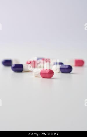 Nahaufnahme von blauen und rosafarbenen Pulver-Inhalationskapseln, enthalten Trockenpulverform des Medikaments, das freigesetzt und in die Lunge isoliert eingeatmet wird Stockfoto