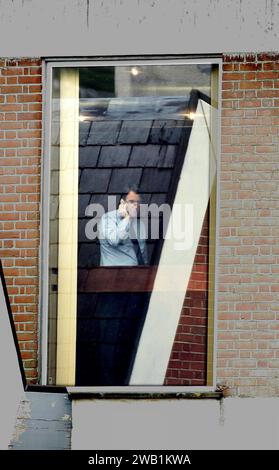 EU-Handelskommissar Peter Mandelson wird vor einem geheimen Treffen mit Premierminister Tony Blair am 19. Mai 2006 im Selsdon Park Hotel in Surrey auf seinem Handy gesehen. Stockfoto