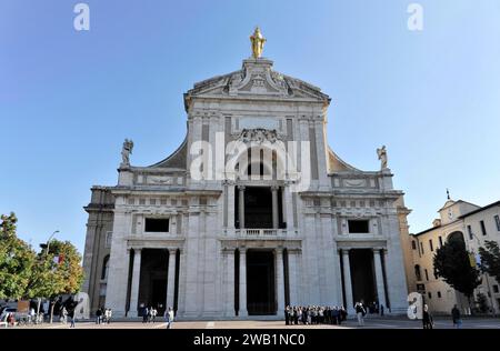 Kirchenfigur auf dem Dach, Kirche Santa Maria degli Angeli, in der Nähe von Assisi, Umbrien, Italien Stockfoto