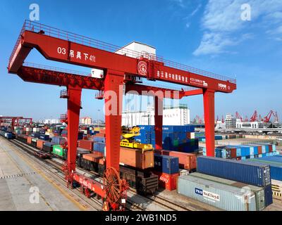 LIANYUNGANG, CHINA - 8. JANUAR 2024 - Großmaschinen beladen Container für den Güterzug China-Kasachstan (Lianyungang) auf der China-Kasachstan l Stockfoto