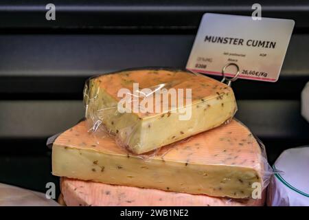 Gourmet Münster Käse mit Kümmel in einer handwerklichen Käserei im historischen Stadtteil Carre DOR von Straßburg, Elsass, Frankreich Stockfoto