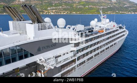 Expeditions-Kreuzfahrtschiff LE LYRIAL vor Anker in Korcula Insel und Stadt in Kroatien, Adria, französische Luxuskreuzfahrt PONANT, dalmatinische Küstenrundfahrten Stockfoto