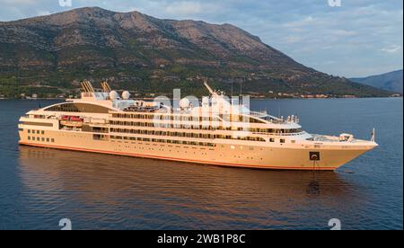 Expeditionsschiff LE LYRIAL ankerte in der Nähe der Halbinsel Pelješac & Korcula, Kroatien, Adria, französische Luxuskreuzfahrt PONANT, dalmatinische Kreuzfahrten Stockfoto