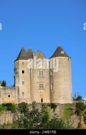 Festung von Salignac (11. – 15. Jahrhundert) in Périgord Noir bei Sarlat. Architektur, Geschichte, Landschaft und ländliche Natur, Umwelt, Touri Stockfoto