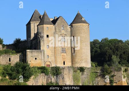 Festung von Salignac (11. – 15. Jahrhundert) in Périgord Noir bei Sarlat. Architektur, Geschichte, Landschaft und ländliche Natur, Umwelt, Touri Stockfoto