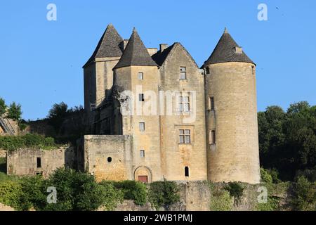 Festung von Salignac (11. – 15. Jahrhundert) in Périgord Noir bei Sarlat. Architektur, Geschichte, Landschaft und ländliche Natur, Umwelt, Touri Stockfoto