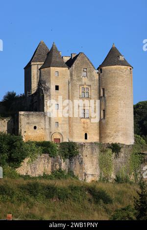 Festung von Salignac (11. – 15. Jahrhundert) in Périgord Noir bei Sarlat. Architektur, Geschichte, Landschaft und ländliche Natur, Umwelt, Touri Stockfoto