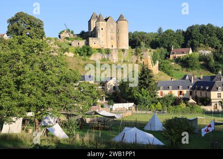 Festung von Salignac (11. – 15. Jahrhundert) in Périgord Noir bei Sarlat. Architektur, Geschichte, Landschaft und ländliche Natur, Umwelt, Touri Stockfoto