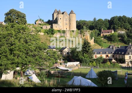 Festung von Salignac (11. – 15. Jahrhundert) in Périgord Noir bei Sarlat. Architektur, Geschichte, Landschaft und ländliche Natur, Umwelt, Touri Stockfoto