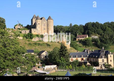 Festung von Salignac (11. – 15. Jahrhundert) in Périgord Noir bei Sarlat. Architektur, Geschichte, Landschaft und ländliche Natur, Umwelt, Touri Stockfoto