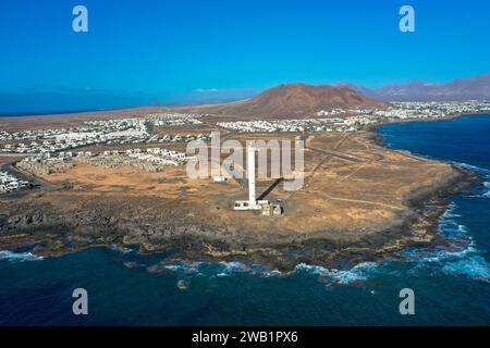 Drohnenfotografie des Leuchtturms Faro de Punta Pechiguera und der wunderschönen playa blanca. Luftaufnahme. Tourismus- und Urlaubskonzept. Lanzarote Stockfoto