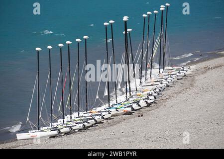 Reihe kleiner Segelboote am Strand in serre poncon, Hautes alpes, frankreich Stockfoto