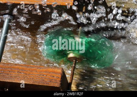 Lustige bunte, recycelte Flaschenverschlüsse für ein Wassergerät in serre poncon, Hautes alpes, frankreich Stockfoto