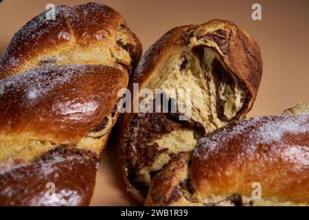Biskuitkuchen mit Kakao, Walnüssen und türkischem Delikatessen isoliert auf beigefarbenem Hintergrund Stockfoto