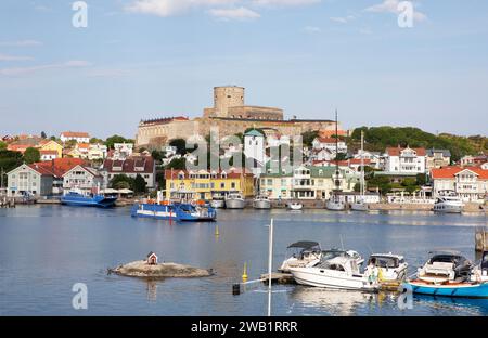 Fähre im Hafen der Inselgruppe Marstrandsoe, hinter der Festung Carlsten, Marstrand, Provinz Vaestra Goetalands laen, Schweden Stockfoto