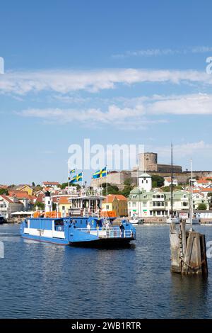 Fähre im Hafen der Inselgruppe Marstrandsoe, hinter der Festung Carlsten, Marstrand, Provinz Vaestra Goetalands laen, Schweden Stockfoto