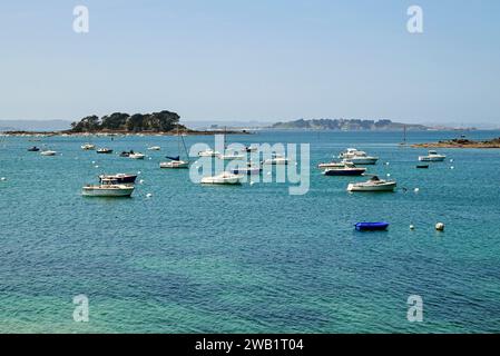 Smaragdküste mit Booten in der Nähe von Saint-Briac-sur-Mer, Ille-et-Vilaine, Bretagne, Frankreich Stockfoto