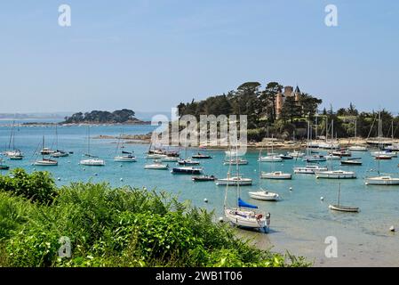 Smaragdküste mit Booten in der Nähe von Saint-Briac-sur-Mer, Ille-et-Vilaine, Bretagne, Frankreich Stockfoto