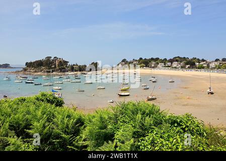 Smaragdküste mit Booten in der Nähe von Saint-Briac-sur-Mer, Ille-et-Vilaine, Bretagne, Frankreich Stockfoto