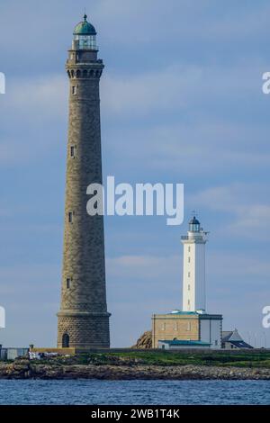 Blick von Porz Grach auf den Leuchtturm Phare de l'Ile Vierge im Lilia Archipel, mit 82, 5 Metern der höchste Leuchtturm Europas Stockfoto