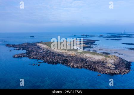 Aus der Vogelperspektive auf die Insel Ile Stagadon, im Hintergrund der Leuchtturm Phare de l'Ile Vierge, vor der Mündung des aber Wrach Stockfoto