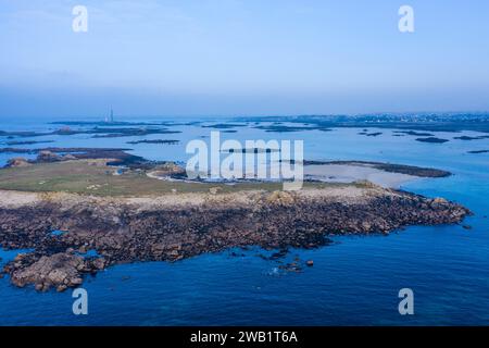 Aus der Vogelperspektive auf die Insel Ile Stagadon, im Hintergrund der Leuchtturm Phare de l'Ile Vierge, vor der Mündung des aber Wrach Stockfoto