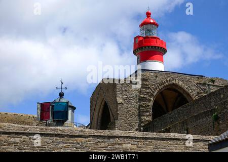 Ruinen der Abtei Saint-Mathieu und Leuchtturm an der Pointe Saint-Mathieu, Plougonvelin, Département Finistere, Bretagne, Frankreich Stockfoto