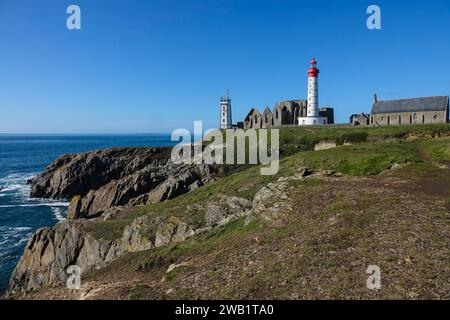 Semaphore, Ruinen der Abtei Saint-Mathieu, Leuchtturm und Kapelle Notre Dame de Grace auf der Pointe Saint-Mathieu, Plougonvelin, Finistere Penn AR Bed Stockfoto