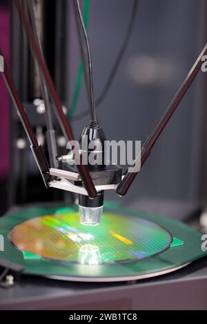 Inspektion von Halbleitersilikon-Wafern. Automatisierte optische Inspektionsgeräte zur Erkennung von Halbleiter-Silizium-Wafer-Defekten. Selektiver lichtwellenleiter Stockfoto