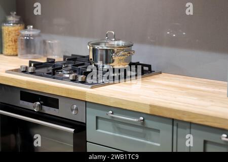 Holzkochplatte mit Gasherd. Selektiver Fokus. Stockfoto