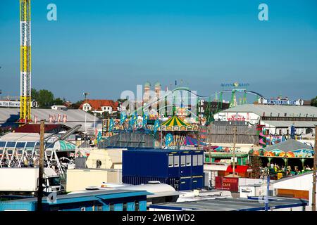 Blick auf das Oktoberfest, am Nachmittag mit der Alpenbahn vor der Marienkirche, München, Bayern, Deutschland Stockfoto