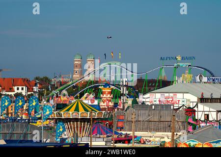 Oktoberfest, Nachmittag mit Bergbahn vor der Kirche unserer Lieben Frau, München, Bayern, Deutschland Stockfoto