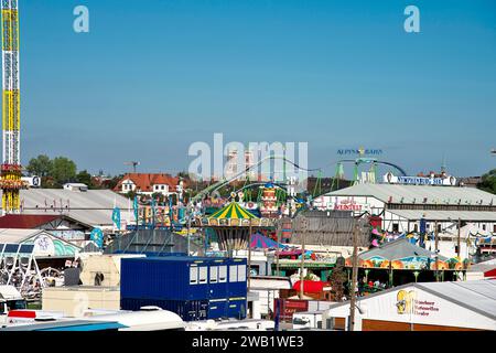 Blick auf das Oktoberfest, am Nachmittag mit der Alpenbahn vor der Marienkirche, München, Bayern, Deutschland Stockfoto