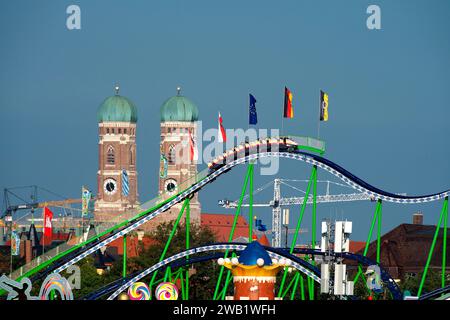 Oktoberfest, Nachmittag mit Bergbahn vor der Kirche unserer Lieben Frau, München, Bayern, Deutschland Stockfoto