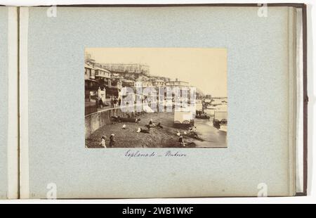 Blick auf den Boulevard und den Strand von Ventnor, 1889 Foto dieses Foto ist Teil eines Albums. Ventnor baryta Papier. Pappstraße, Boulevard, Promenade, Esplanade. Stadtblick im Allgemeinen; „Veduta“. Beach Ventnor Stockfoto