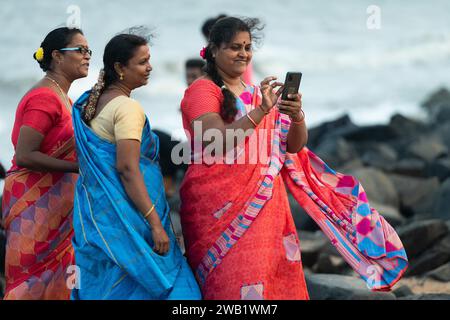 Indische Frauen in Saris am Strand, der Promenade, der ehemaligen französischen Kolonie Pondicherry oder Puducherry, Tamil Nadu, Indien Stockfoto