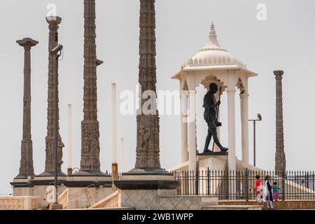 Kind am Fuße eines Mahatma Gandhi Monuments, Statue, ehemalige französische Kolonie Pondicherry oder Puducherry, Tamil Nadu, Indien Stockfoto