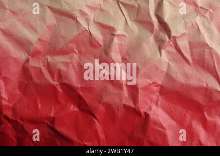 Zerknittertes Krantf-Papier, rot mit Sprühfarbe lackiert Stockfoto