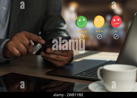 Man Kundenfeedback Service Bewertung Zufriedenheit Hand drücken Bewertung Feedback Symbol Service Erfahrungen auf einer Online-Anwendung Stockfoto
