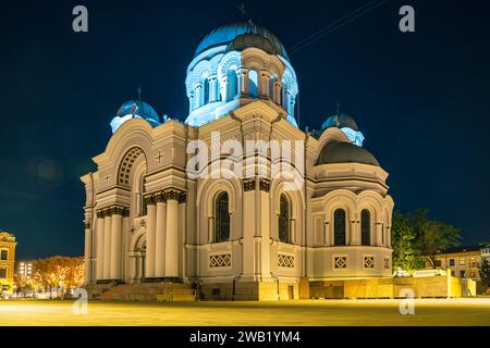 Litauen, alte Kathedrale Kirche St. Michael Erzengel Gebäude in der Innenstadt von kaunas bei Nacht mit Sternenhimmel in magischem Licht Stockfoto