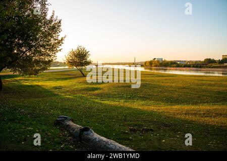 Litauen, Flussbifurkation Naturlandschaft von neris und neman Fluss Wasser im santakos Park in kaunas Stadt bei Sonnenuntergang bei warmem Sonnenuntergang Stockfoto