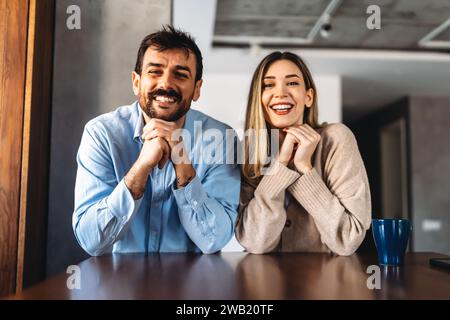 Porträt eines multiethnischen Paares, das sich umschließt und in die Kamera blickt. Happy People Konzept. Stockfoto