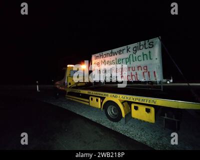 REKORDDATUM NICHT ANGEGEBEN 08.01.2024, Brandenburg, Kremmen Bauerndemo auf der Landstraße 170, Anschlussstelle Kremmen, Protest mit Traktoren, Transportern und Lkws. *** 08 01 2024, Brandenburg, Kremmener Bauerndemonstration auf der Autobahn 170, Abzweig Kremmen, Protest mit Traktoren, Lieferwagen und Lkw Stockfoto