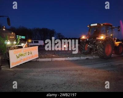 REKORDDATUM NICHT ANGEGEBEN 08.01.2024, Brandenburg, Kremmen Bauerndemo auf der Landstraße 170, Anschlussstelle Kremmen, Protest mit Traktoren, Transportern und Lkws. *** 08 01 2024, Brandenburg, Kremmener Bauerndemonstration auf der Autobahn 170, Abzweig Kremmen, Protest mit Traktoren, Lieferwagen und Lkw Stockfoto