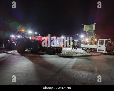 REKORDDATUM NICHT ANGEGEBEN 08.01.2024, Brandenburg, Kremmen Bauerndemo auf der Landstraße 170, Anschlussstelle Kremmen, Protest mit Traktoren, Transportern und Lkws. *** 08 01 2024, Brandenburg, Kremmener Bauerndemonstration auf der Autobahn 170, Abzweig Kremmen, Protest mit Traktoren, Lieferwagen und Lkw Stockfoto