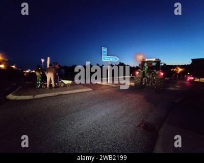 REKORDDATUM NICHT ANGEGEBEN 08.01.2024, Brandenburg, Kremmen Bauerndemo auf der Landstraße 170, Anschlussstelle Kremmen, Protest mit Traktoren, Transportern und Lkws. *** 08 01 2024, Brandenburg, Kremmener Bauerndemonstration auf der Autobahn 170, Abzweig Kremmen, Protest mit Traktoren, Lieferwagen und Lkw Stockfoto